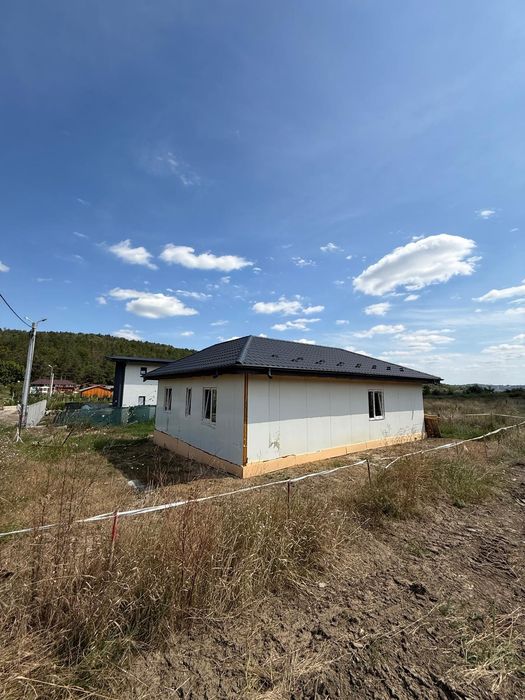 Vand casa pe structura metalica