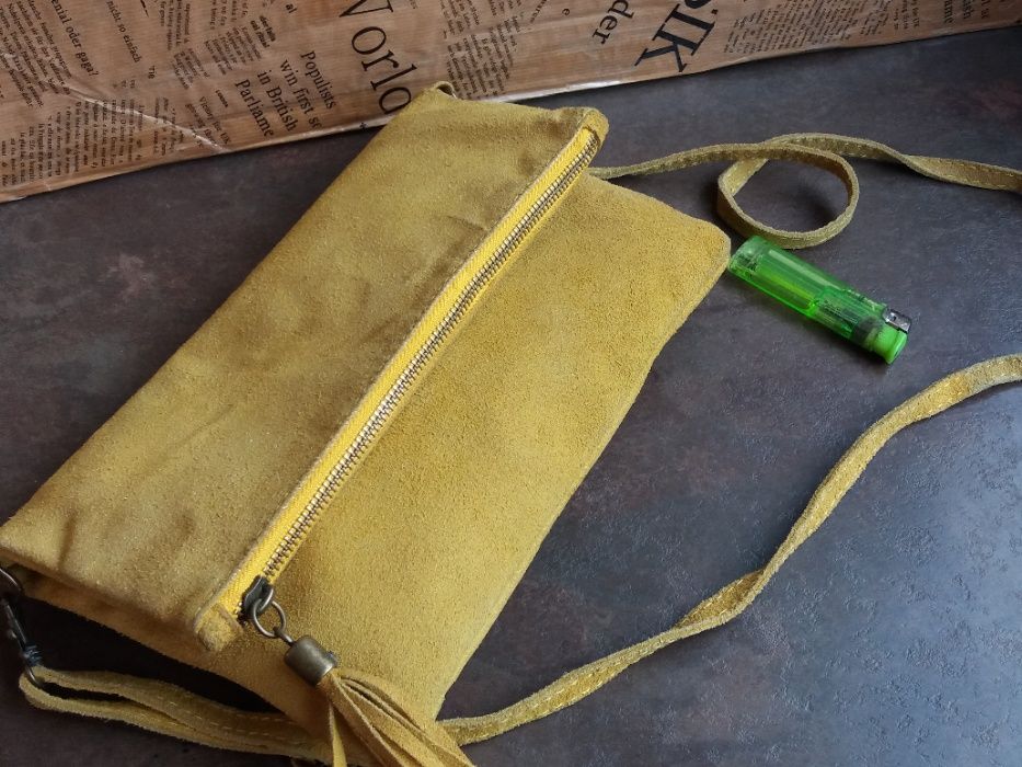 малка велурена чанта,цвят горчица-естествена кожа
