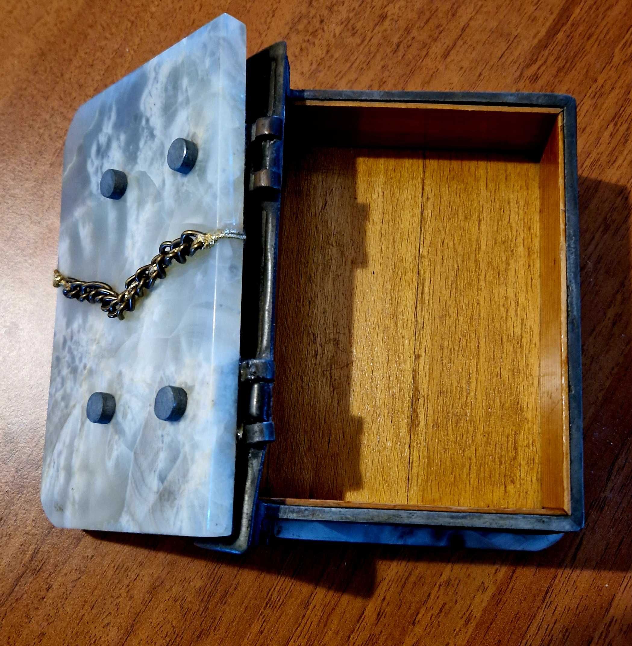 Cutie tigarete/bijuterii, în formă de carte legată, onix si alamă