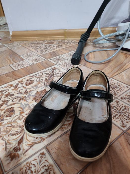 Продам детские школьные туфли за 1500