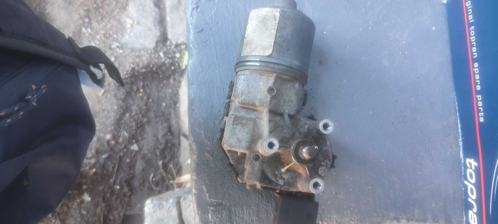 Моторче за чистачки за Passat 5 (става и за Голф 4)