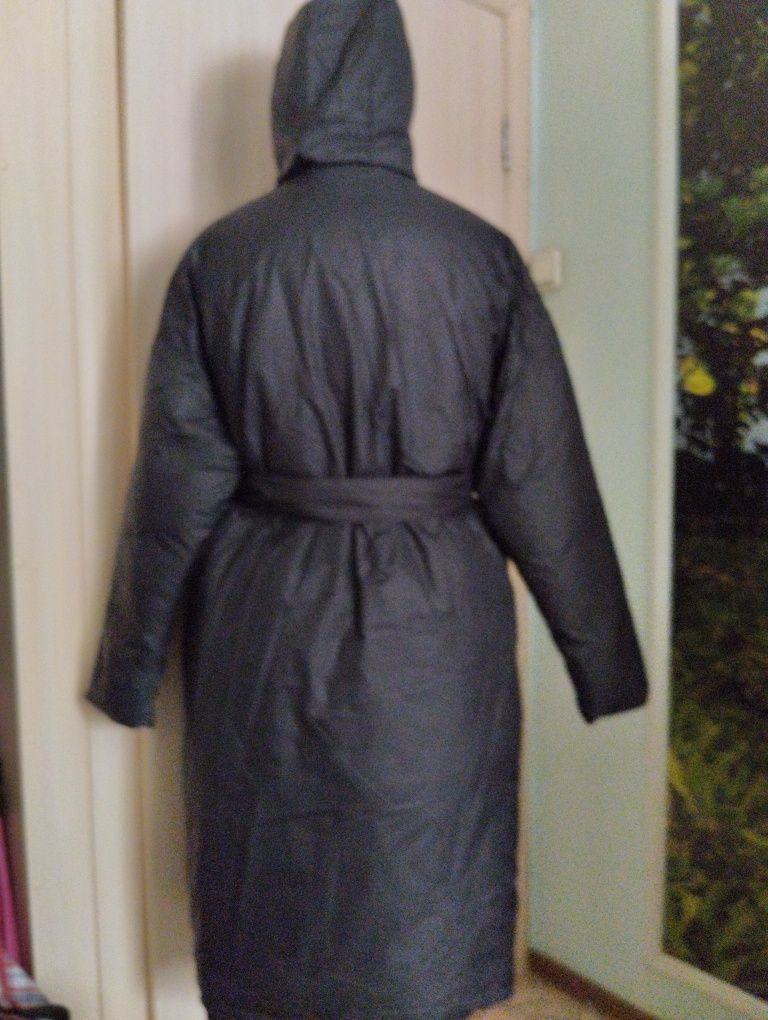 Новое длинное двустороннее стеганное пальто с капюшоном и поясом
