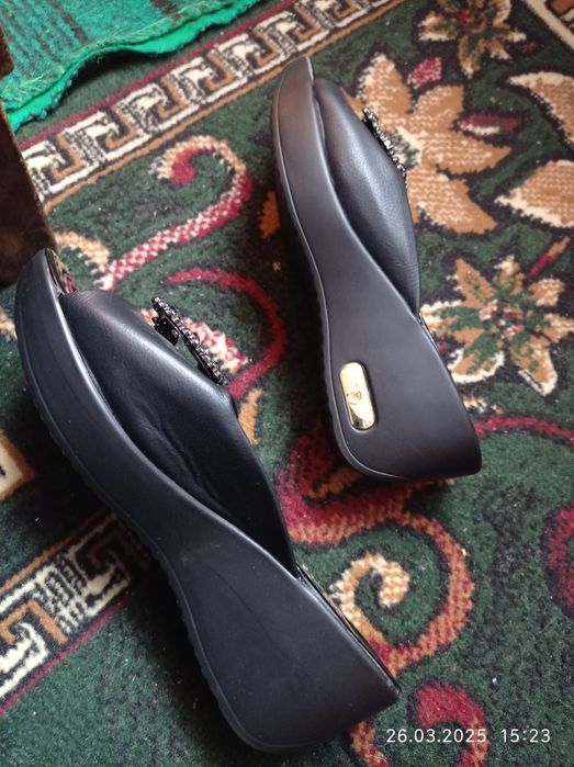 Босоножки новые 38 размер.