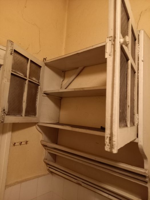 Старинен домакински шкаф