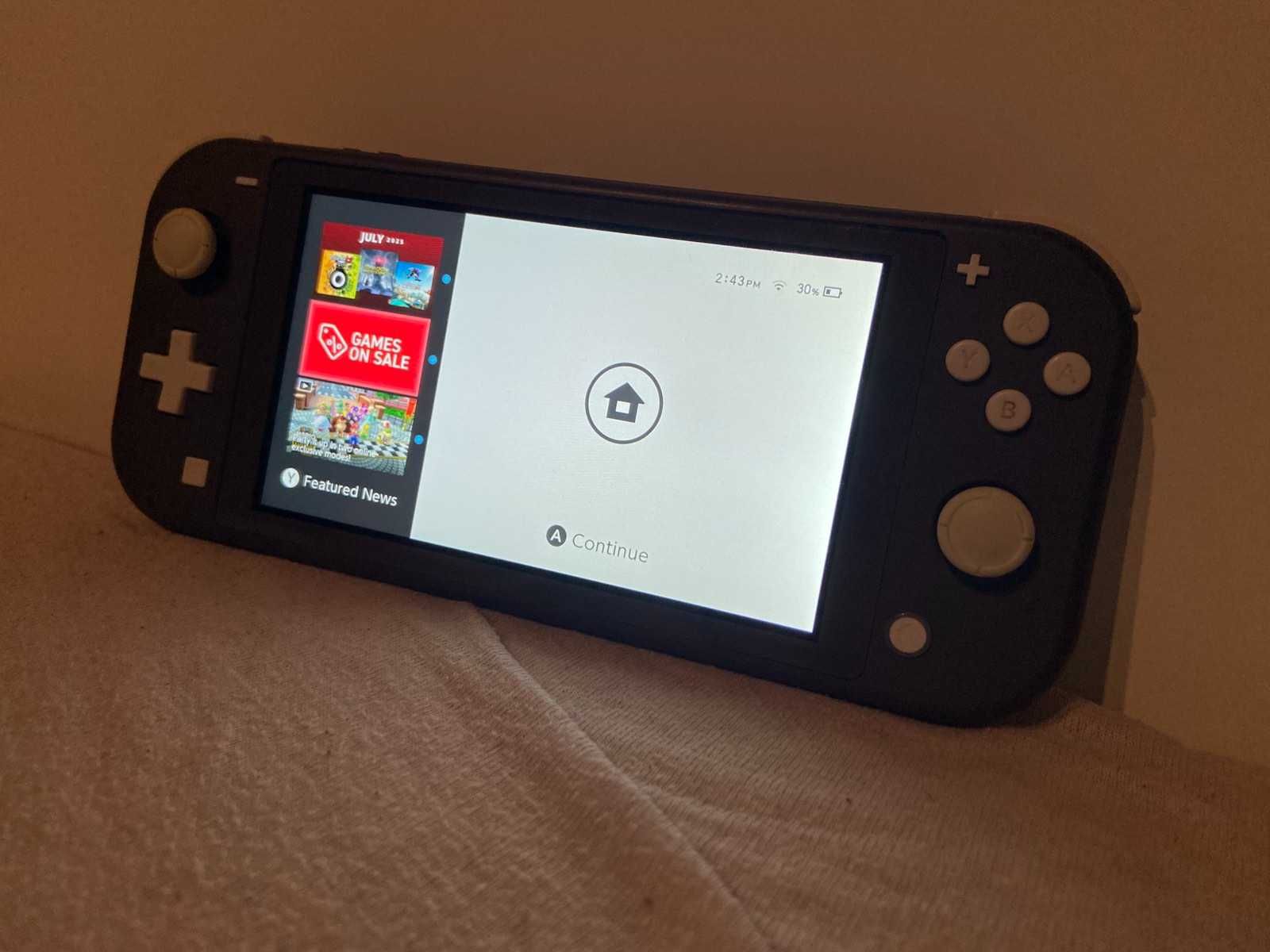 Nintendo switch lite. 20 игрии. Много малко използвано. Идва с калъф.
