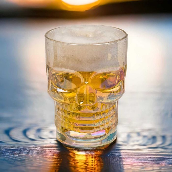 Pahar cu maner in forma de craniu 500 ml Halba din sticla pentru bere