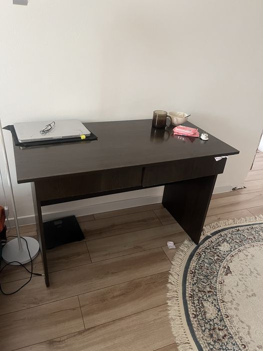 Письменный стол с задвижками р-н ст вокзала