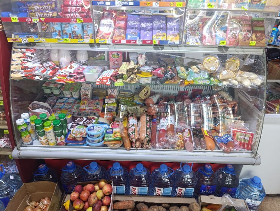 Продаю витринный холодильник