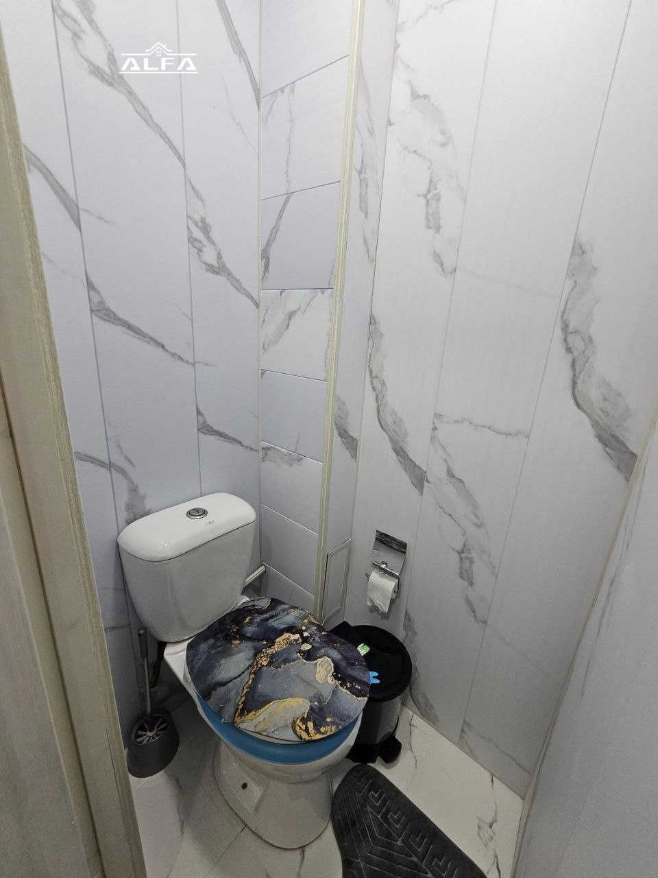 Buxoroda kvartira sotiladi 2 xonali 64m² 2-qavat.