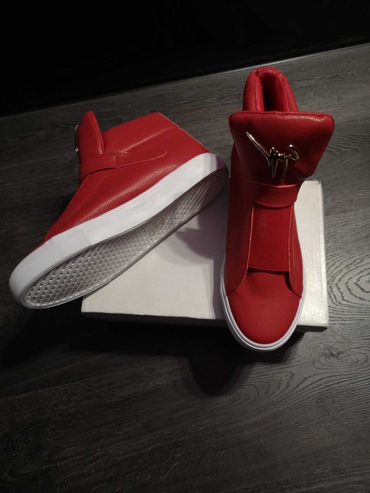 Ново. Червени маратонки на З., номер 40