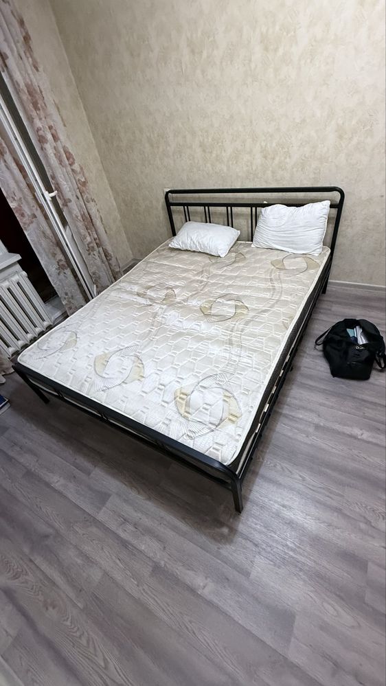 Кровать с матрасом