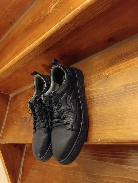 Adidași sport din piele