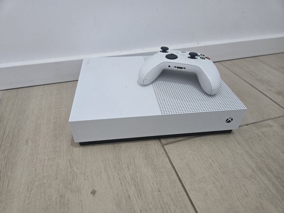 Xbox One S 1TB cu un controller