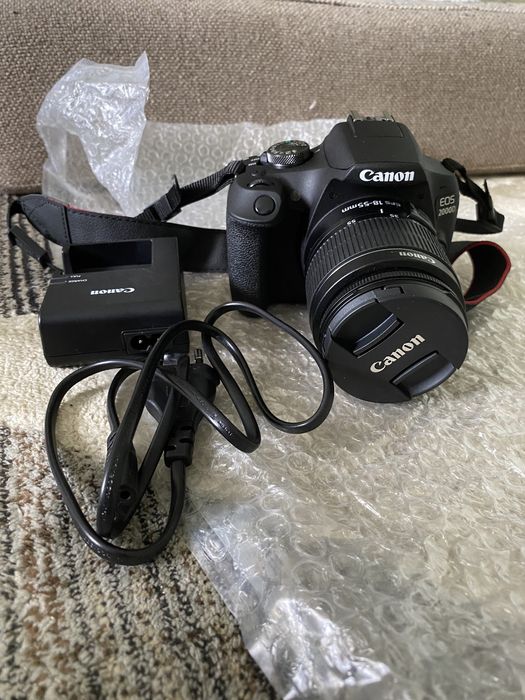 Зеркальный фотоаппарат Canon EOS 2000D и Камера Sony