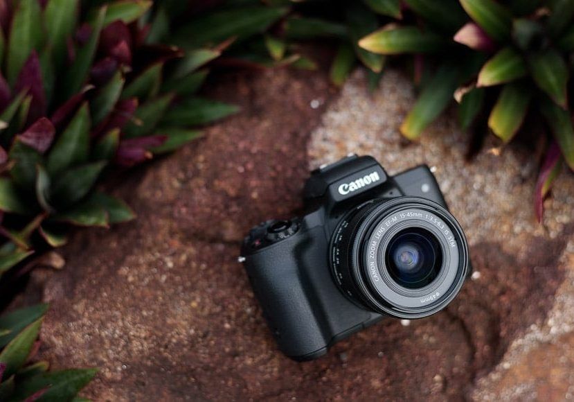 Продается фотоаппарат Canon EOS M50 объектив Canon 15-45mm STM