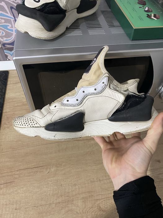 Vând adidaşi marca Yohji Yamamoto în colaborare cu Adidas,mărimea 39,5