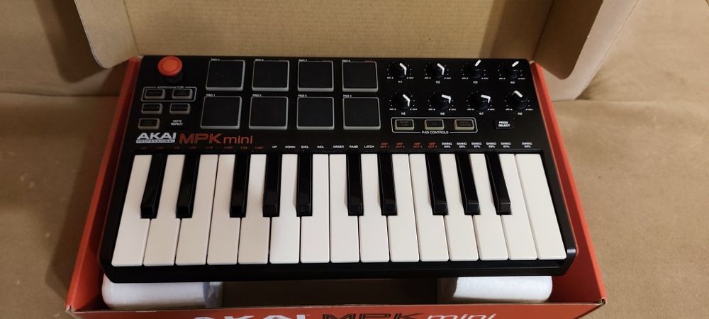 AKAI MPK MINI MPC синтезатор