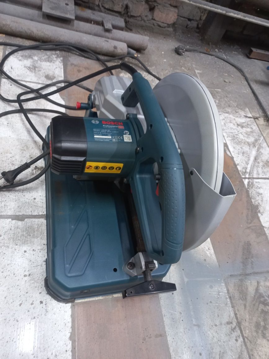 Продам торцовку Bosch