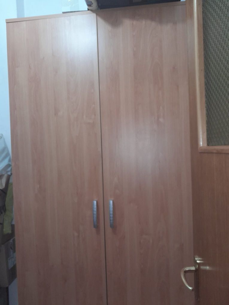 Vând sifonier 2 uși cu bara si deasupra 1 polita aproape nou ,