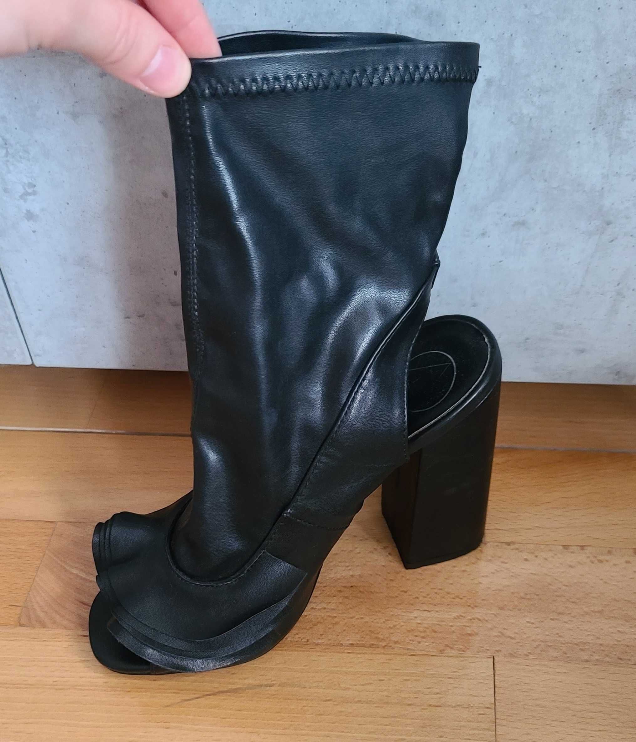 Sandale Missguided cu toc gros inalt, marimea 37, reduse la 70 lei