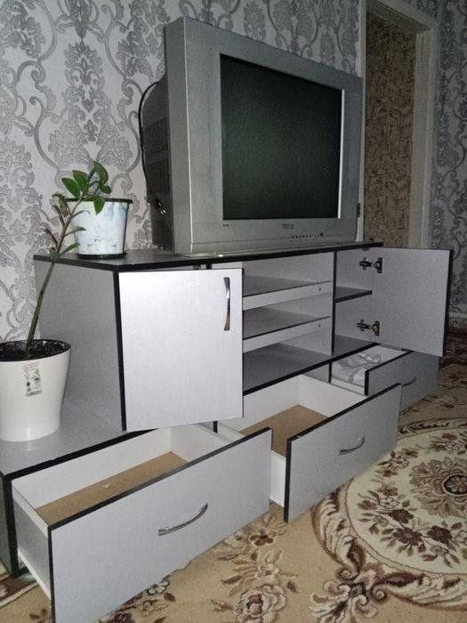 Продам Телевизор с тумбой