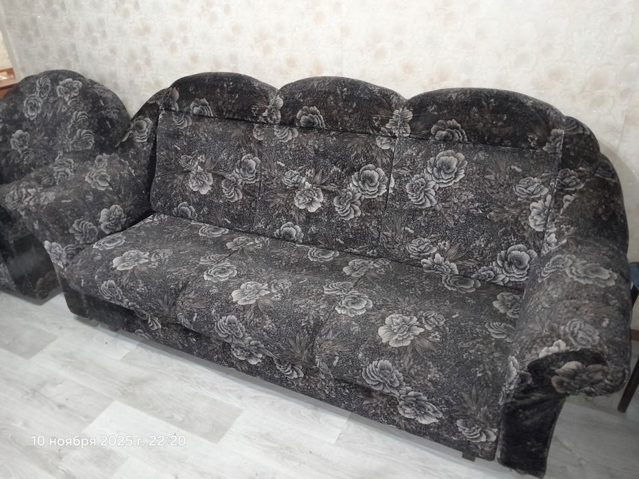 Продам диван и два кресла.