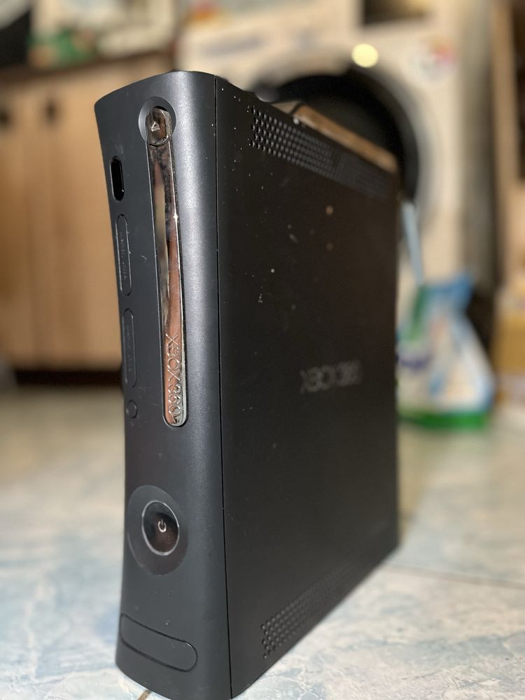 Xbox 360 cu o maneta plus acesori