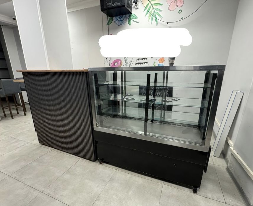 Витринный холодильник и стойка