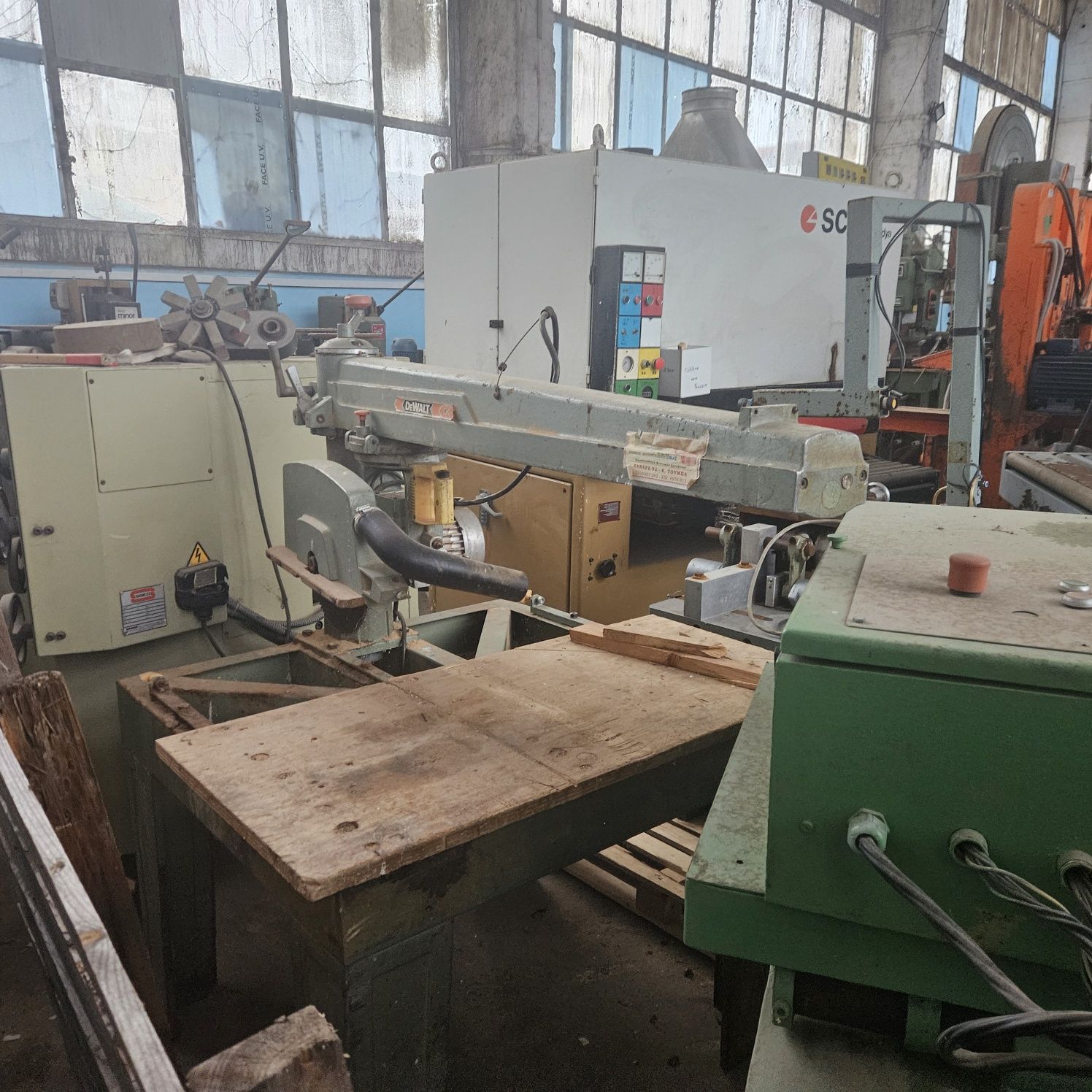 пендула тип радиал 900 мм.DEWALT