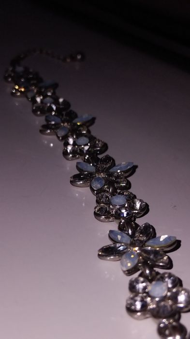 Нежна гривна с блестящ ефект.