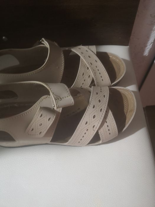 Сандали 39 н. Кожени