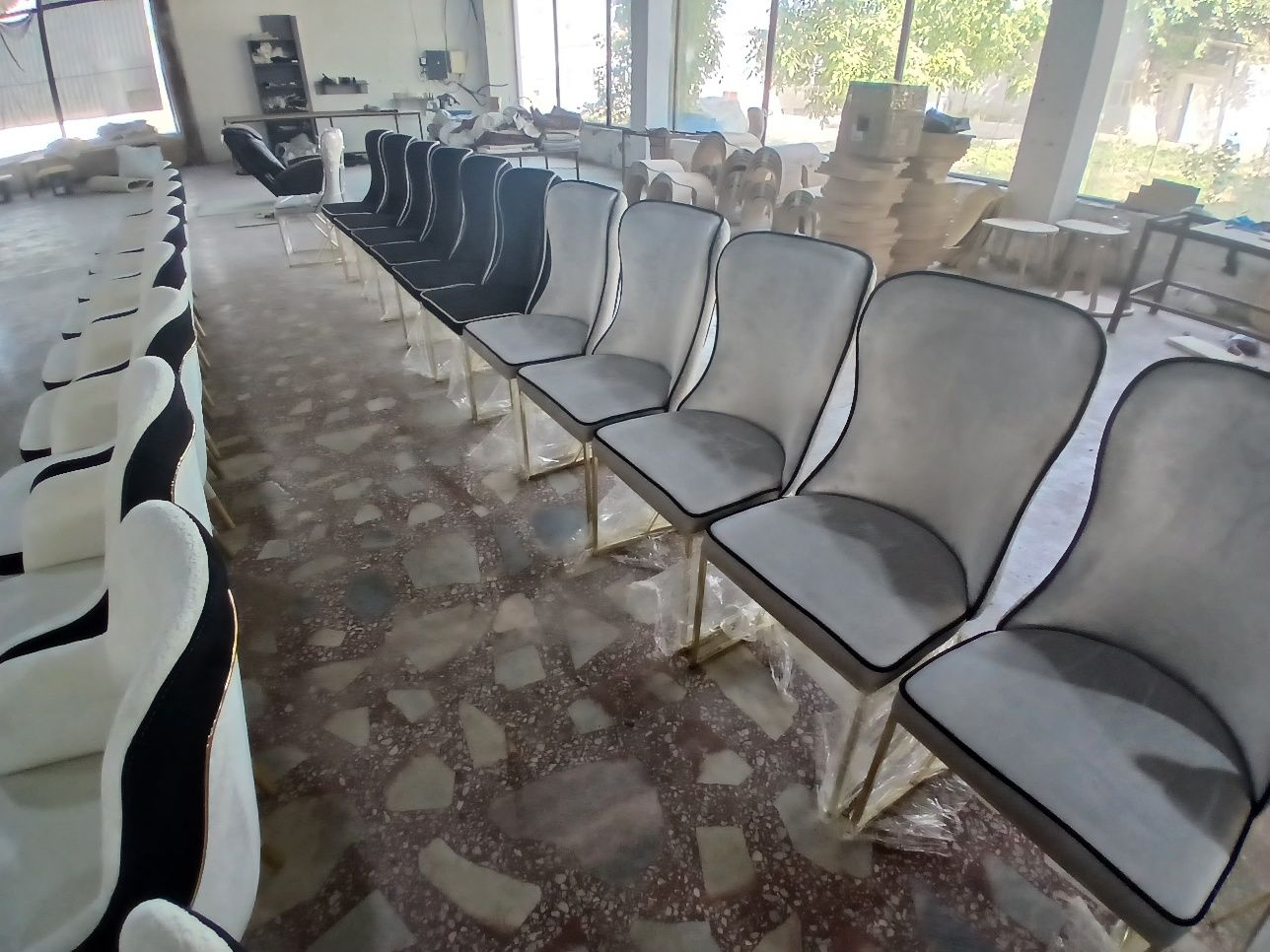 Office va mehmon honalar uchun stullar