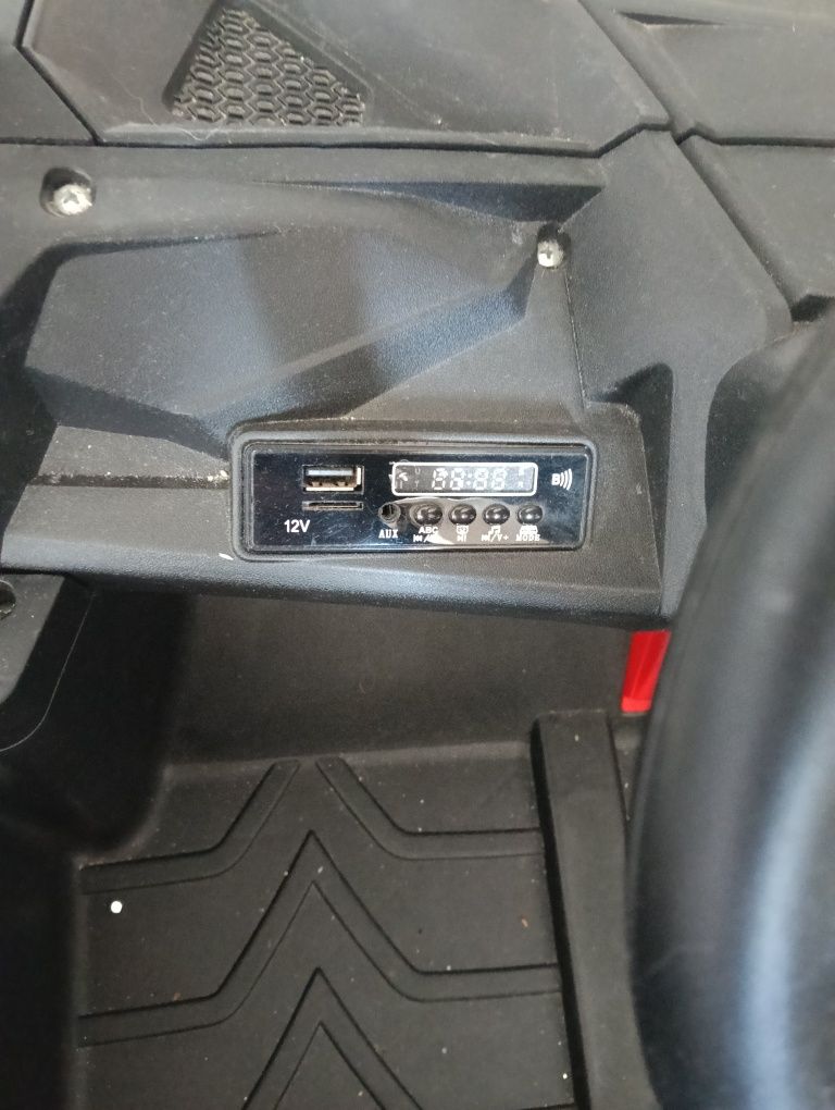 Vand mașinuță electrica pentru copii.