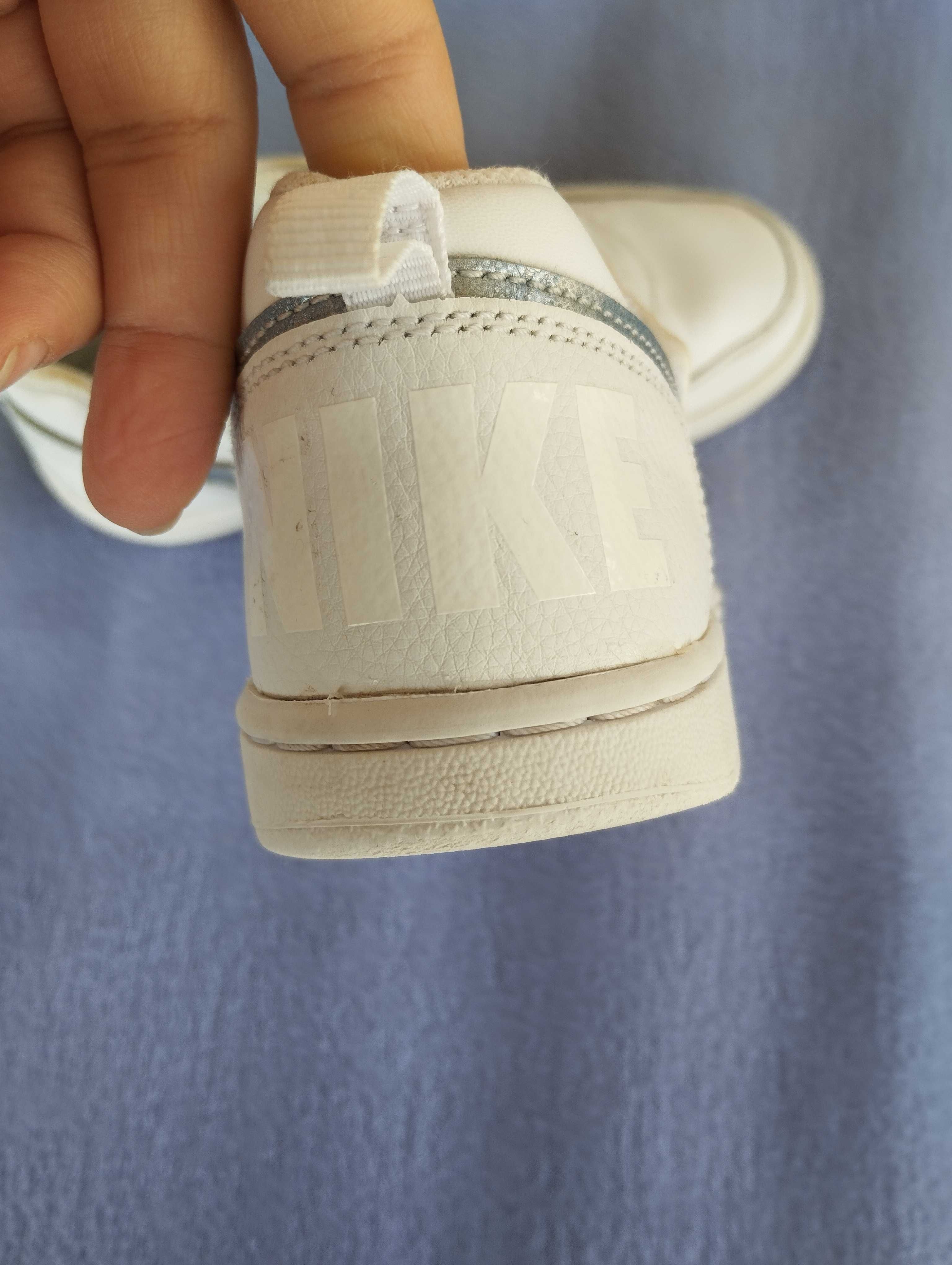 Два чифта Nike номер 33.
