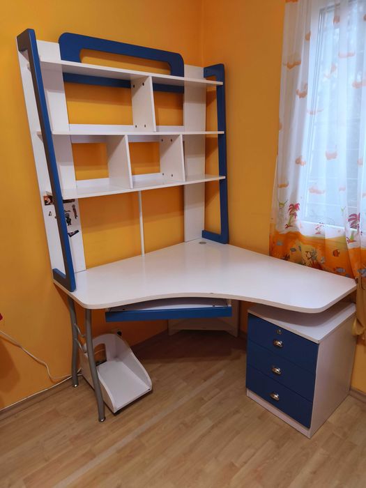 Ученическо бюро с етажерка
