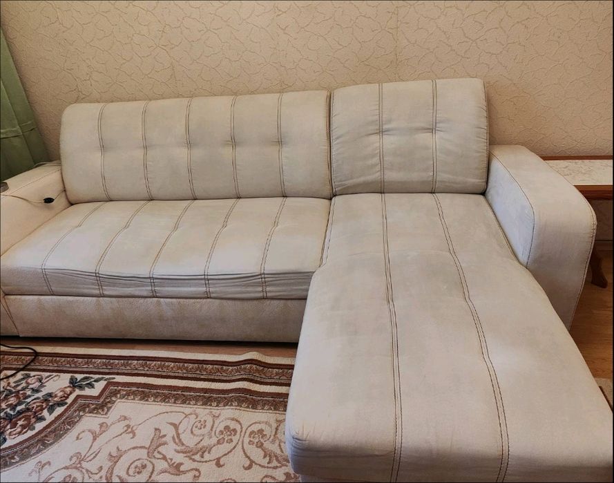 Диван RAMELA бял велур .