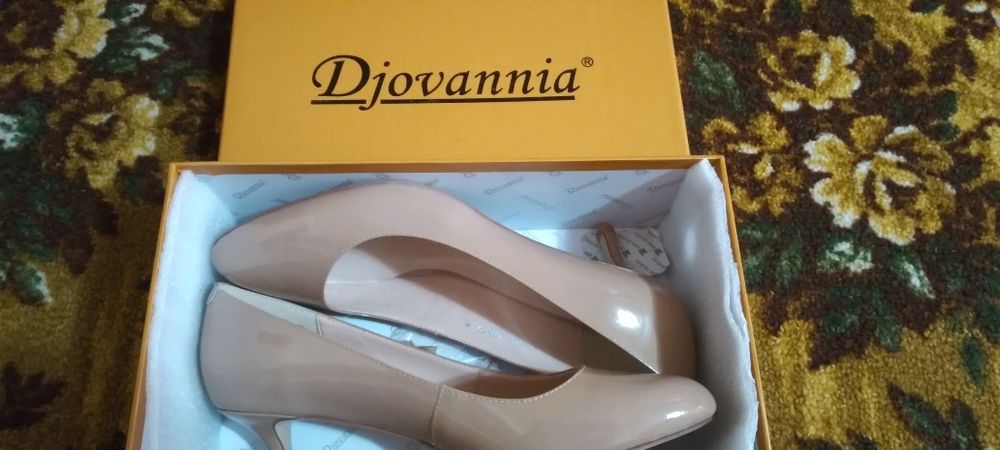 Бежевые туфли Djovannia
