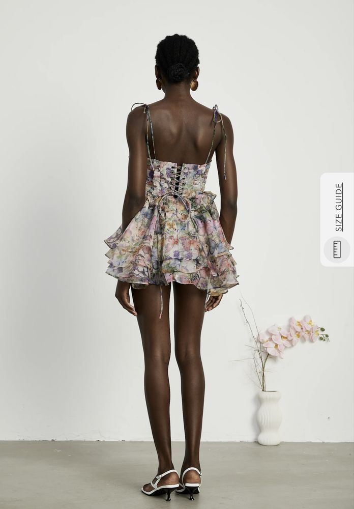 Къса рокля lbd по модел на miss rosier