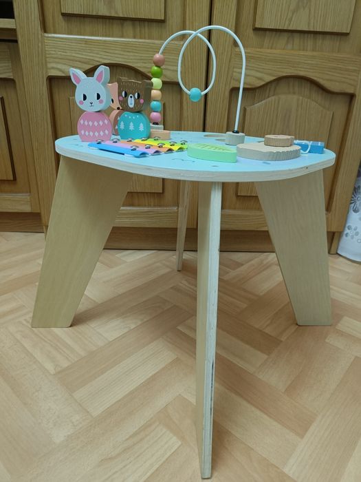 Vând masă de activități