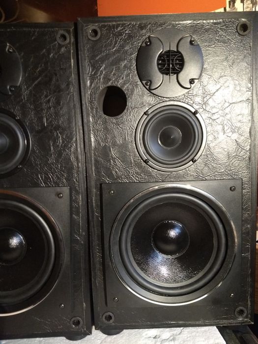 - Boxe 3 căi bass reflex 80 w rms , kevlar  noi .