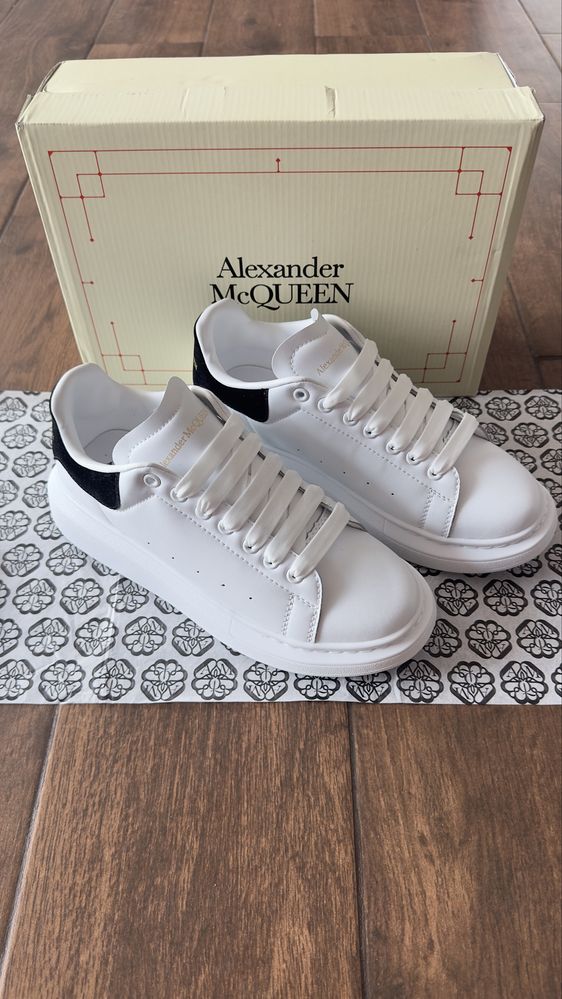 Alexander McQueen кецове