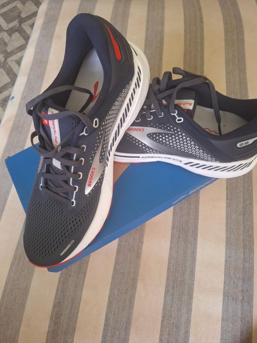 Vând adidas Brroks mărimea 44