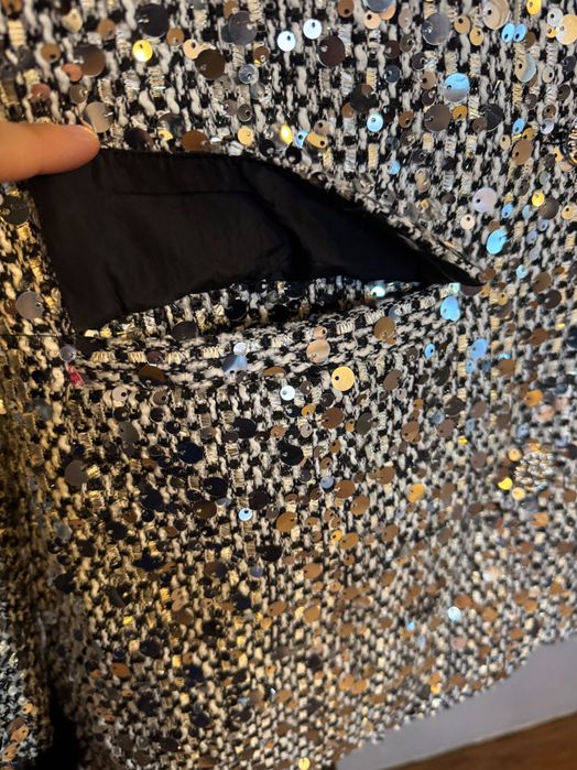 Уникален костюм блестящ пайети пера