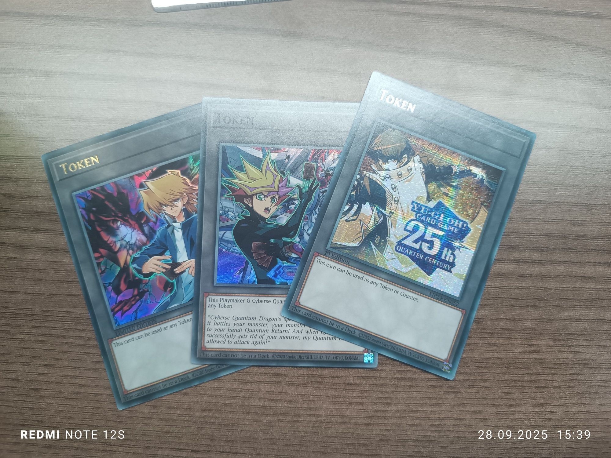 Изобилие от игрални карти yu gi oh за продан в добро състояние