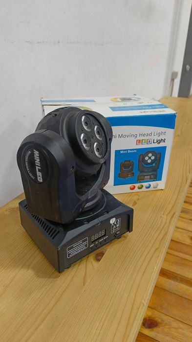 Продавам 3 движещи се глави и машина за тежък дим.