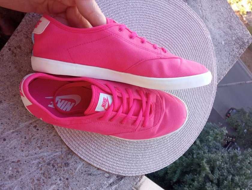 Tenisi Nike, mar.39,UK 5.5 (25 cm) made in Vietnam.