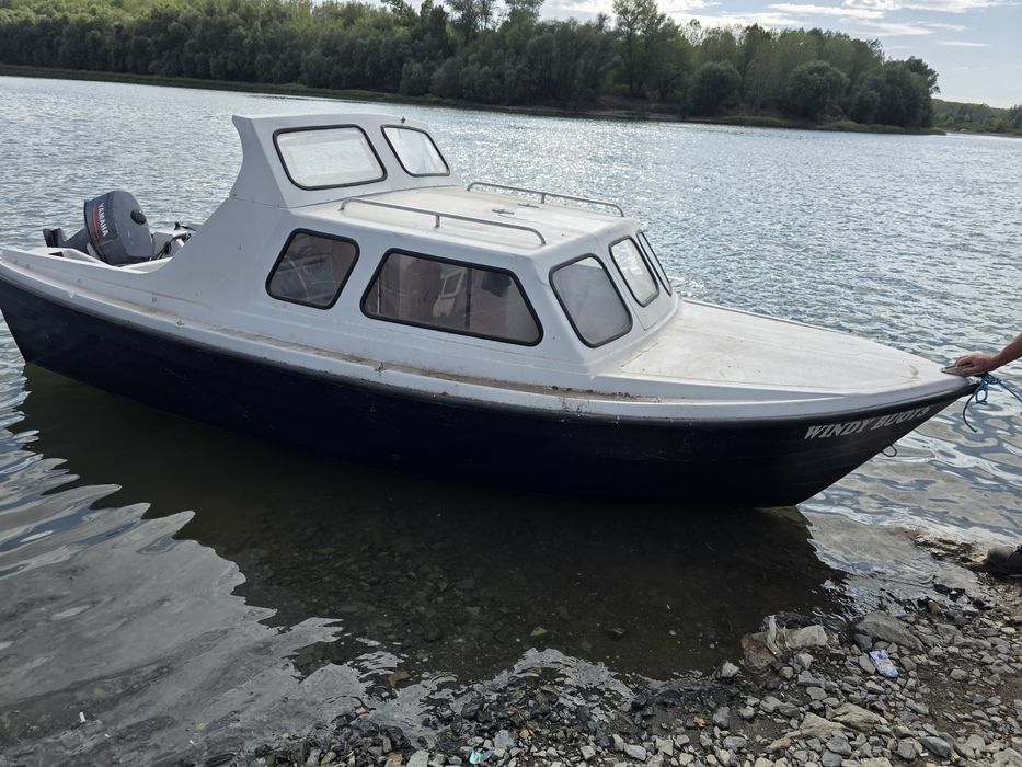 Barca cabinata cu  motor de vanzare