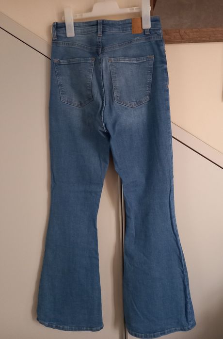 Blugi evazați Bershka