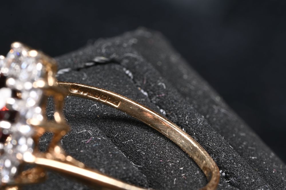 Златен Пръстен 375 ( 9к), 2.31гр, цирконий и гранат. Размер 55