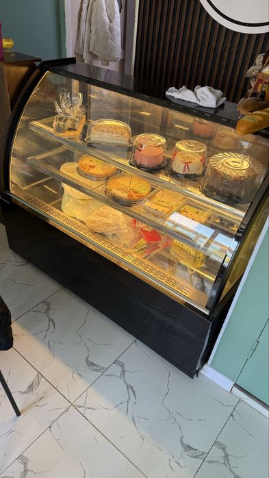 Продается витринный холодильник